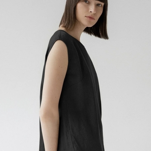 Minimalist Black Cap-Sleeve Camisole - Picture 3 of 3